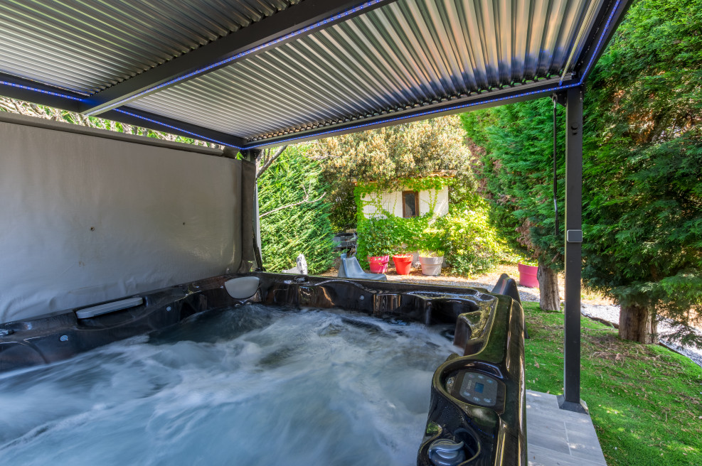 Spa privatif extérieur dans un jardin arboré à Casa Dina à Sommières