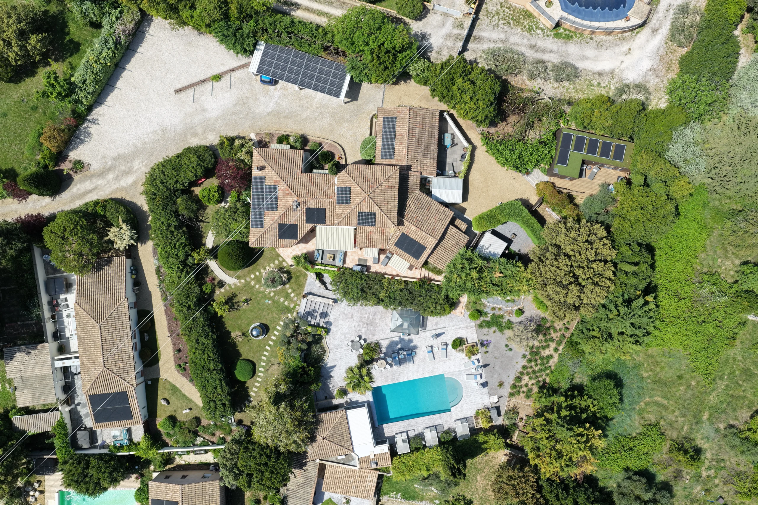Vue drone aérienne domaine jardins piscine Casa Dina Sommières Gard