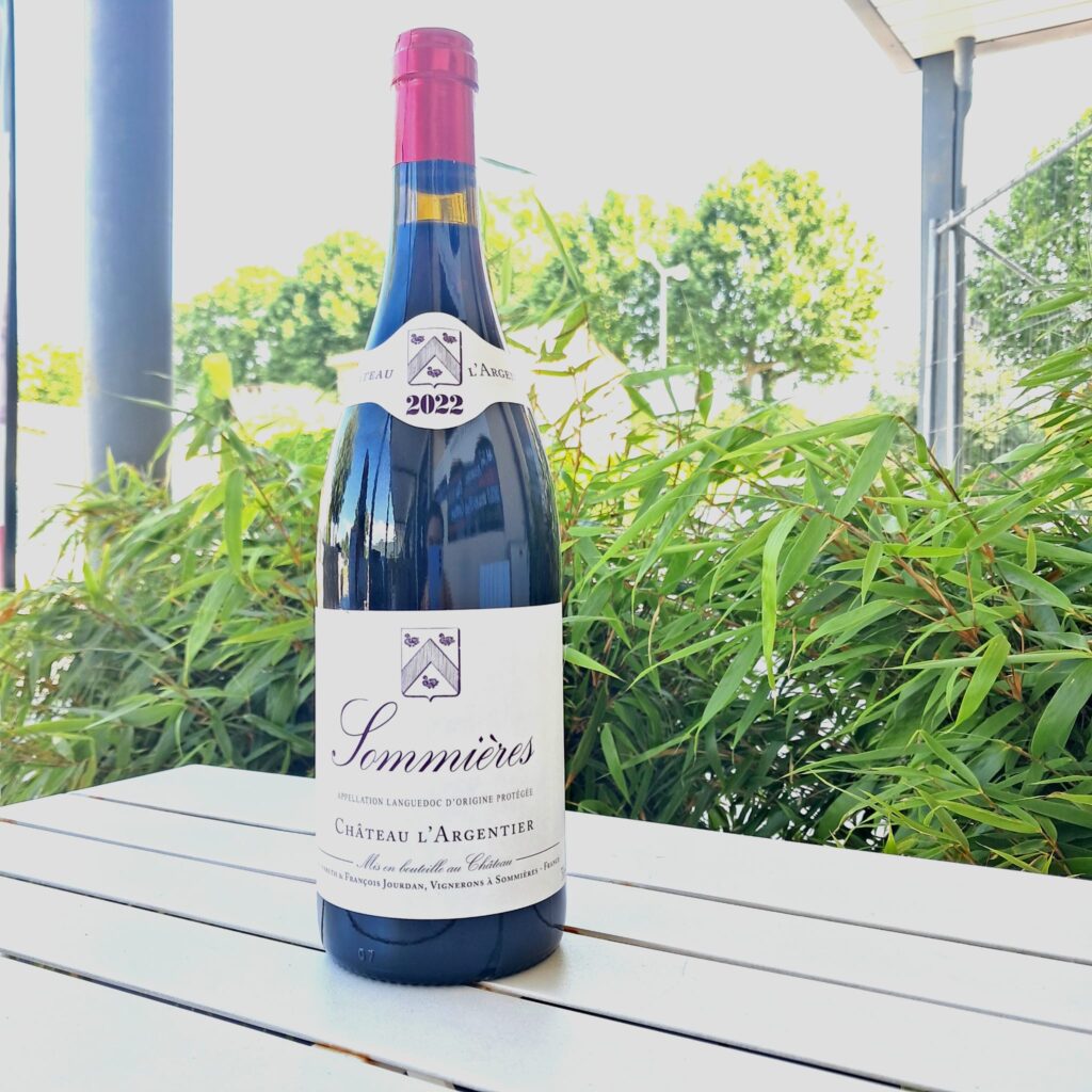 Bouteille de vin de Sommières du Languedoc sur une terrasse à Casa Dina