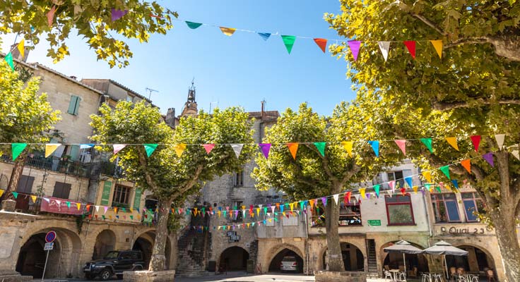 Place du centre historique de Sommières décorée pour une fête dans le Gard