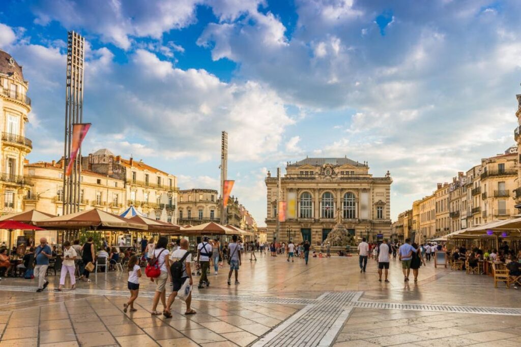 Place de la Comédie à Montpellier avec son opéra et ses terrasses animées