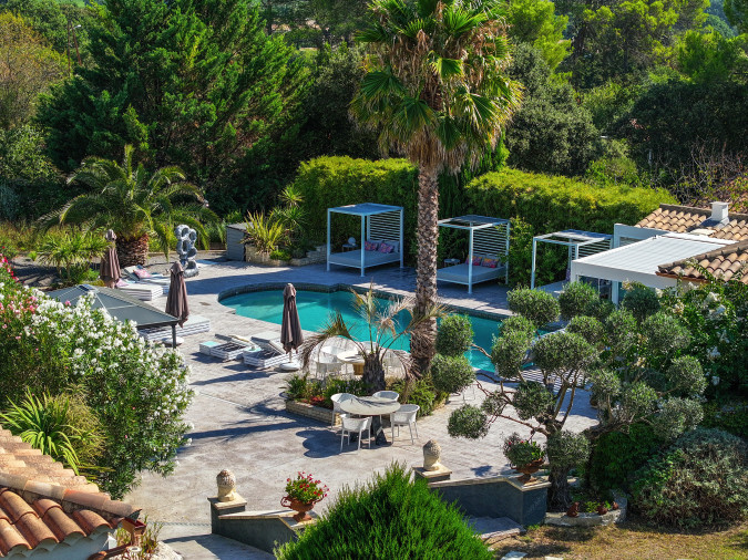 Piscine extérieure de Casa Dina à Sommières, entourée de verdure et d’espaces détente au cœur de la propriété