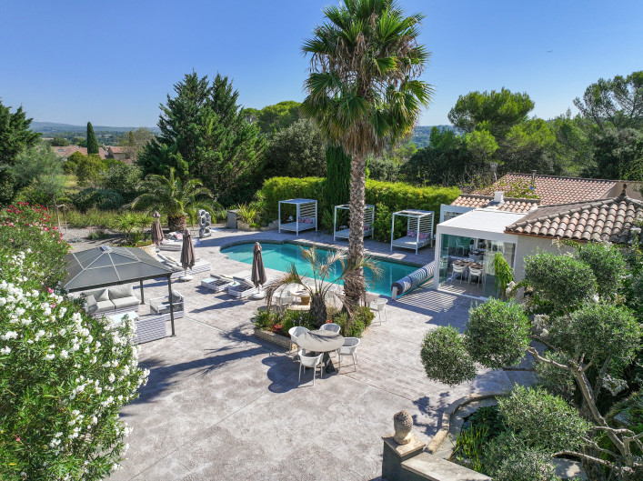 Vue aérienne de Casa Dina à Sommières avec piscine extérieure, terrasses et propriété arborée dans le Gard