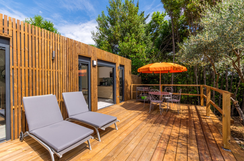 Grande terrasse privative avec transats d’un hébergement Casa Dina à Sommières