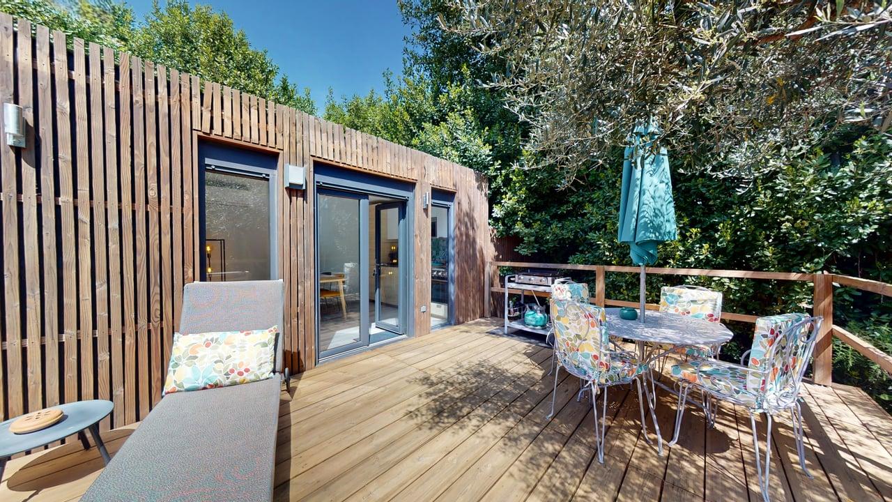 Suite Céladon lodge bois terrasse Casa Dina hébergement Gard