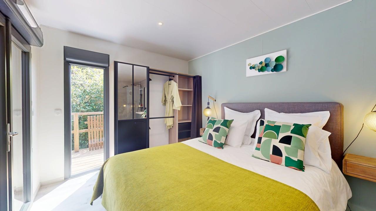 Chambre Suite Céladon lit double vert jaune dressing terrasse bois Casa Dina