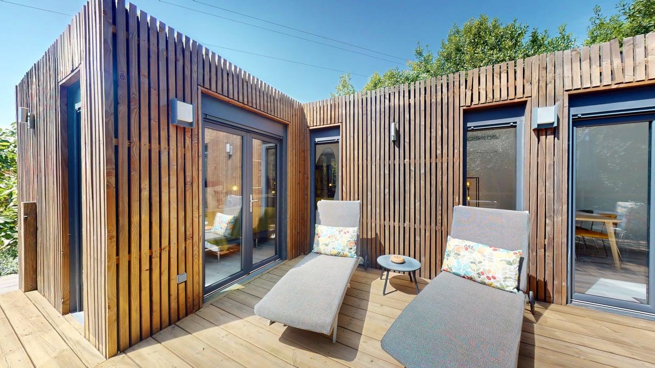 Lodge bois Suite Céladon chaises longues terrasse Casa Dina Sommières