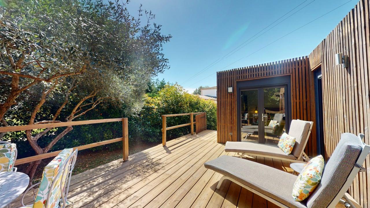 Terrasse bois Suite Céladon oliviers chaises longues Casa Dina Sommières