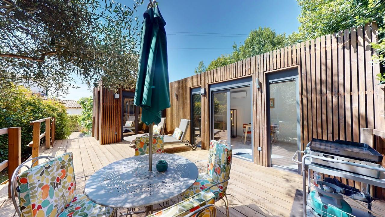 Terrasse Suite Céladon table repas chaises fleuries barbecue Casa Dina