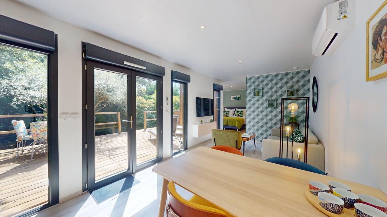 Intérieur Suite Céladon lodge table repas terrasse bois olivier Casa Dina
