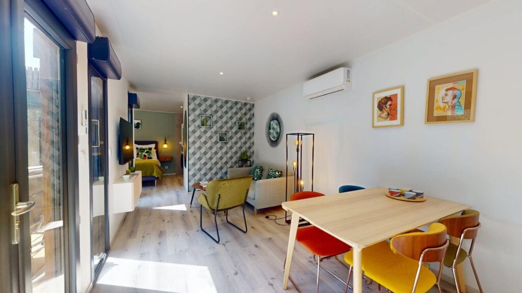 Séjour Suite Céladon table repas chaises colorées œuvres art Casa Dina