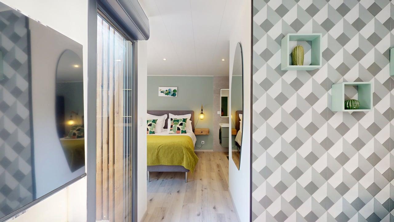 Couloir Suite Céladon papier peint géométrique étagères teal Casa Dina