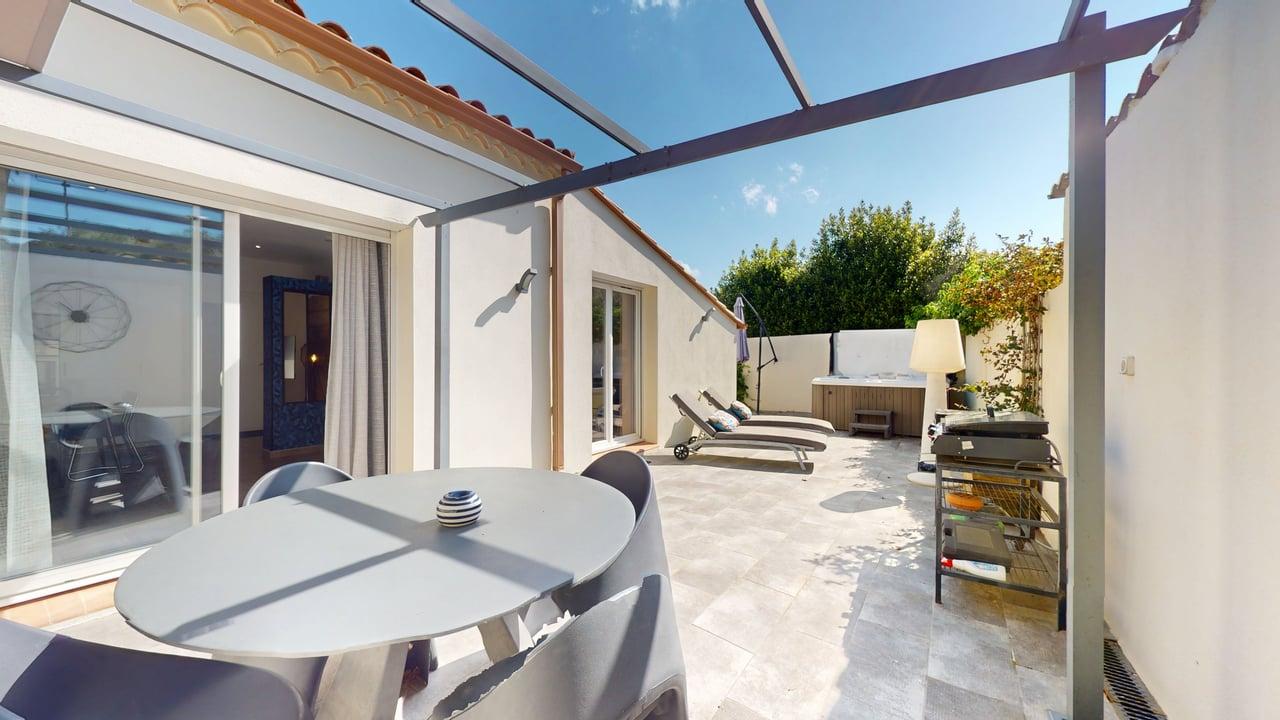 Terrasse couverte Villa CUBIC pergola table jacuzzi chaises longues Casa Dina
