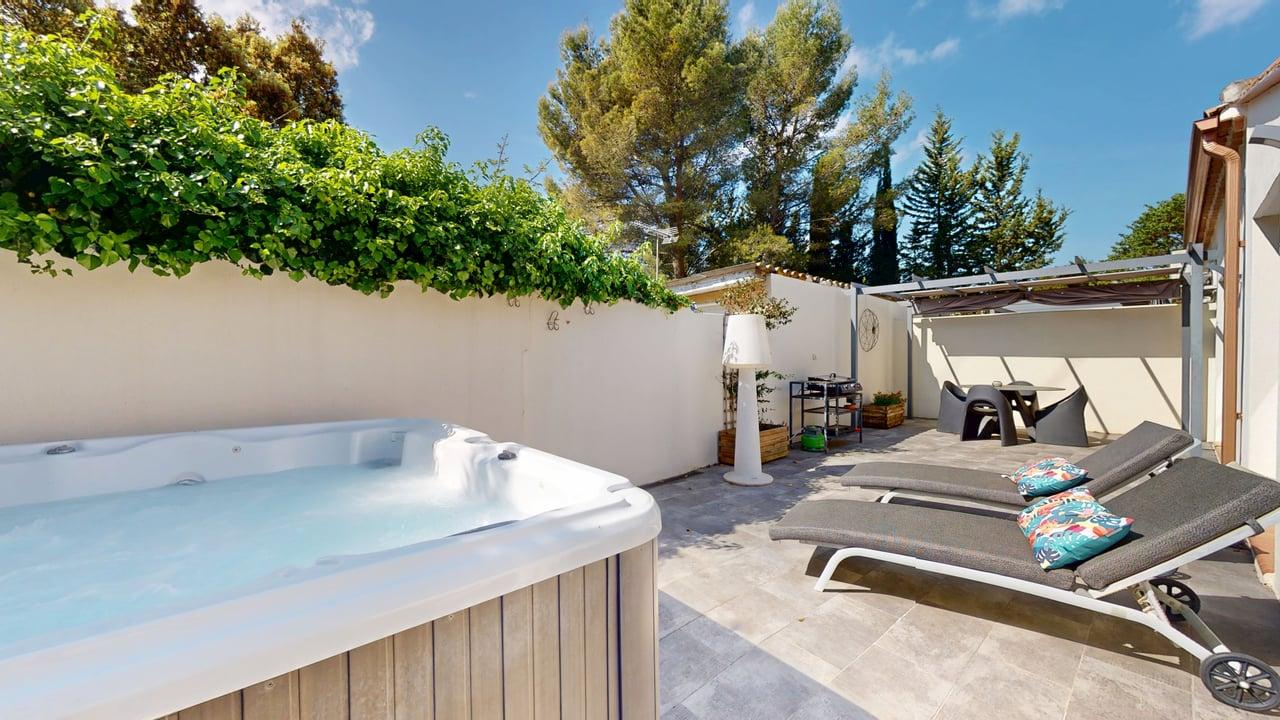 Jacuzzi privatif extérieur Villa CUBIC chaises longues jardin Casa Dina