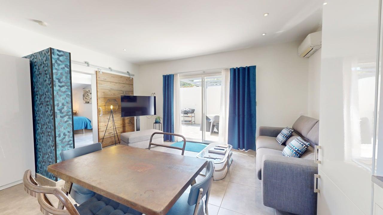 Séjour Villa CUBIC porte grange coulissante canapé terrasse Casa Dina