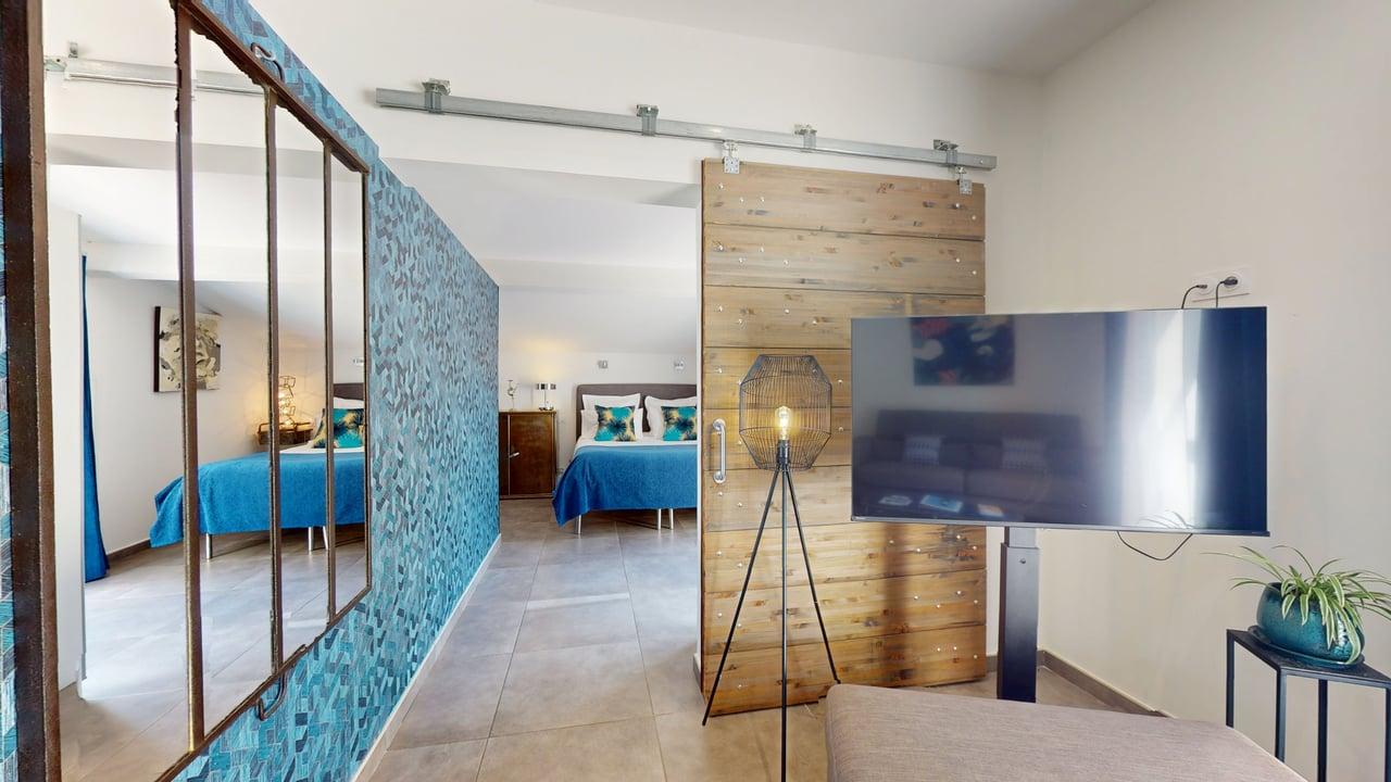 Chambre Villa CUBIC deux lits bleus papier peint carreaux TV Casa Dina