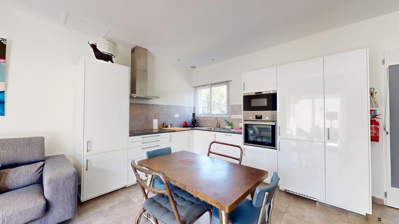 Cuisine blanche équipée Villa CUBIC four micro-ondes table Casa Dina