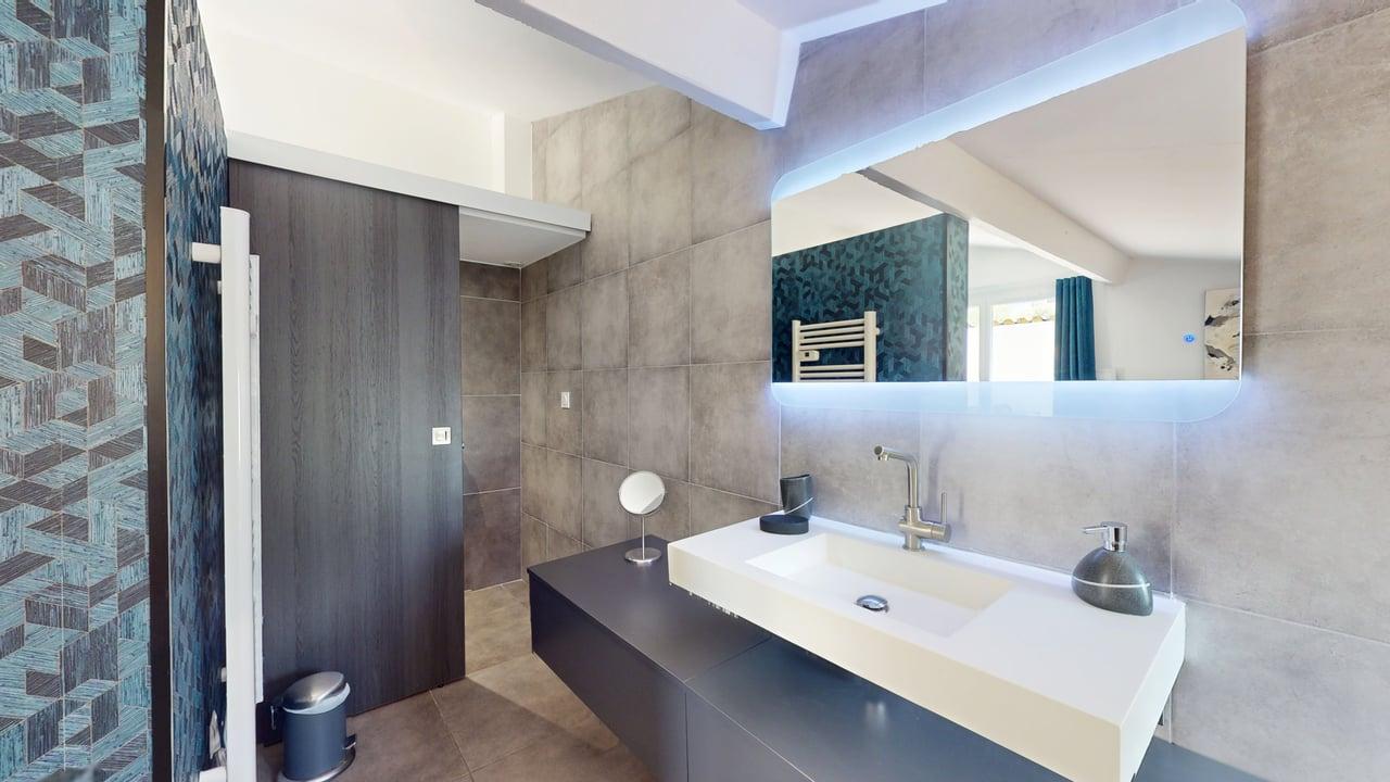 Salle de bain Villa CUBIC douche moderne Casa Dina Sommières