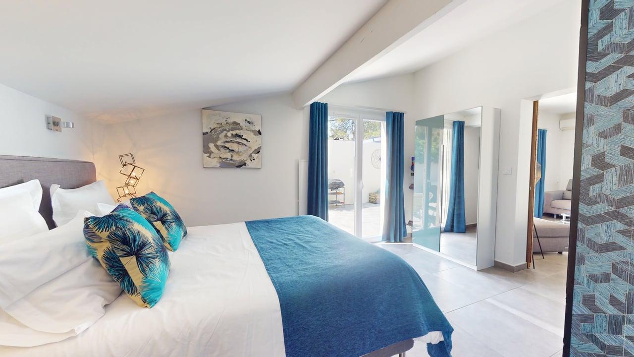 Grande chambre Villa CUBIC lit double bleu coussins terrasse Casa Dina
