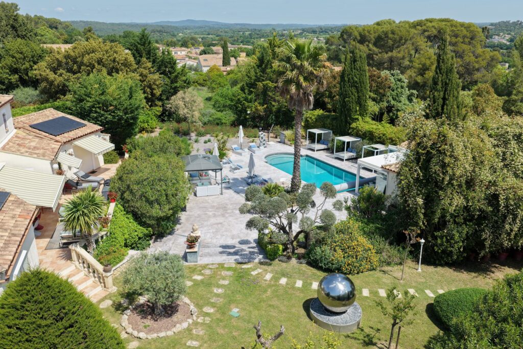 Vue drone domaine piscine jardins sculpture Casa Dina Sommières Gard