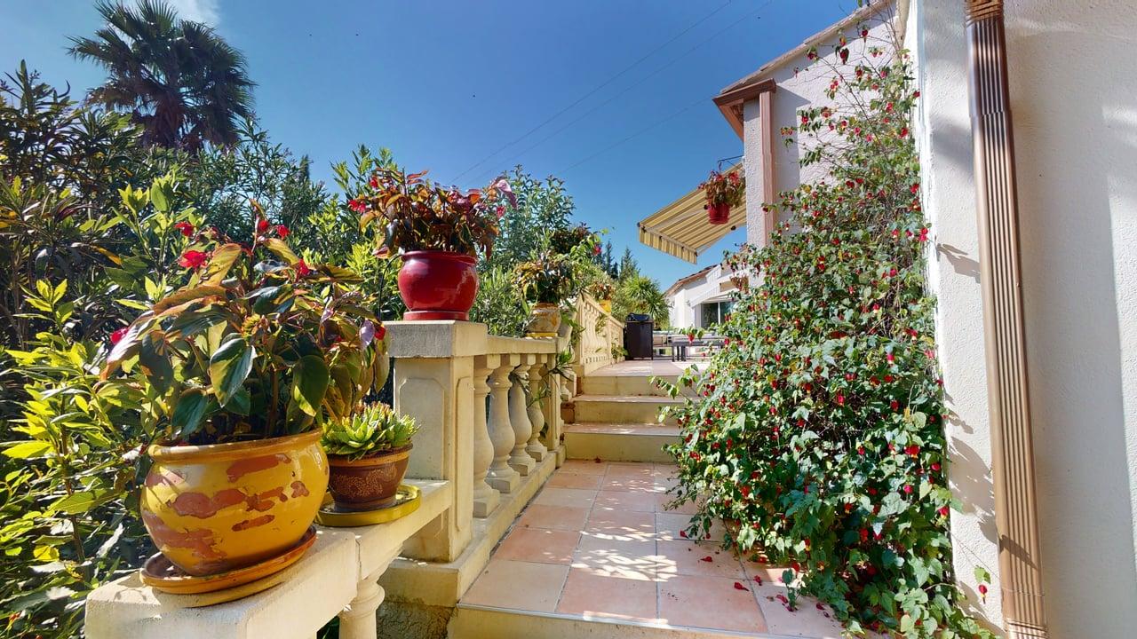 Jardins extérieurs pelouse allées végétation méditerranéenne Casa Dina