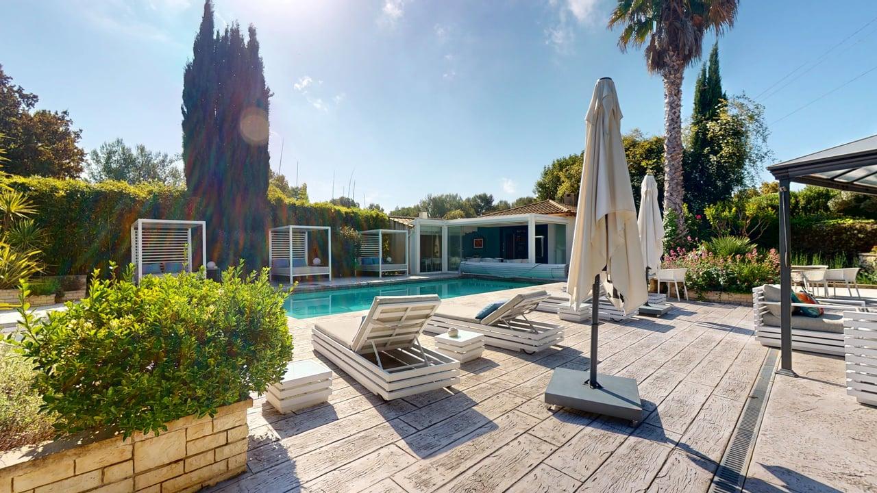 Espaces extérieurs terrasse piscine jardin méditerranéen Casa Dina Gard