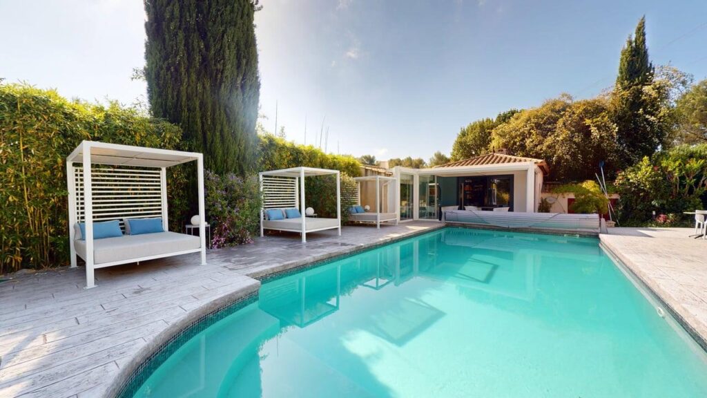Espaces extérieurs terrasse piscine jardin méditerranéen Casa Dina Gard