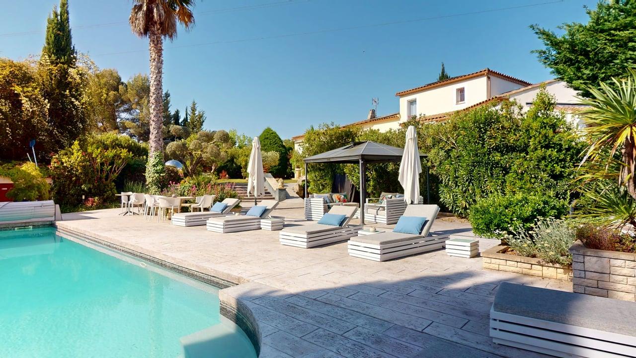Espaces extérieurs terrasse piscine jardin méditerranéen Casa Dina Gard