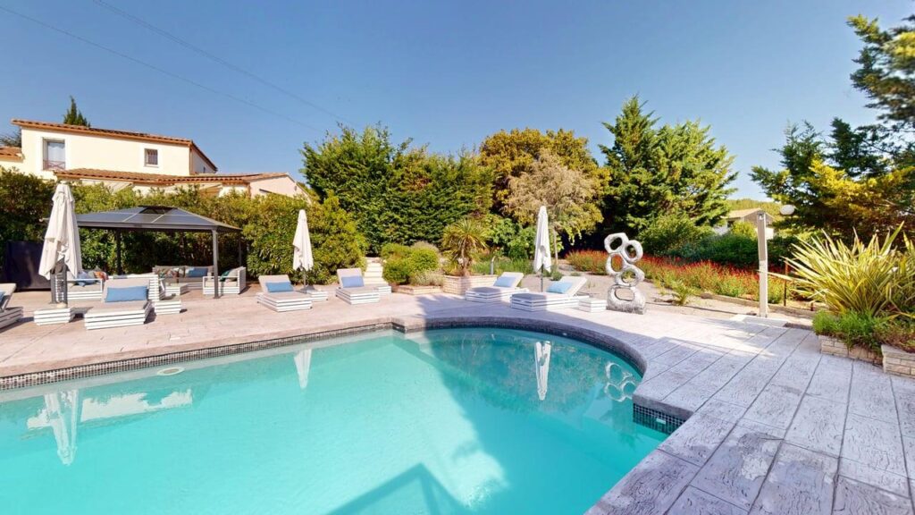 Espaces extérieurs terrasse piscine jardin méditerranéen Casa Dina Gard