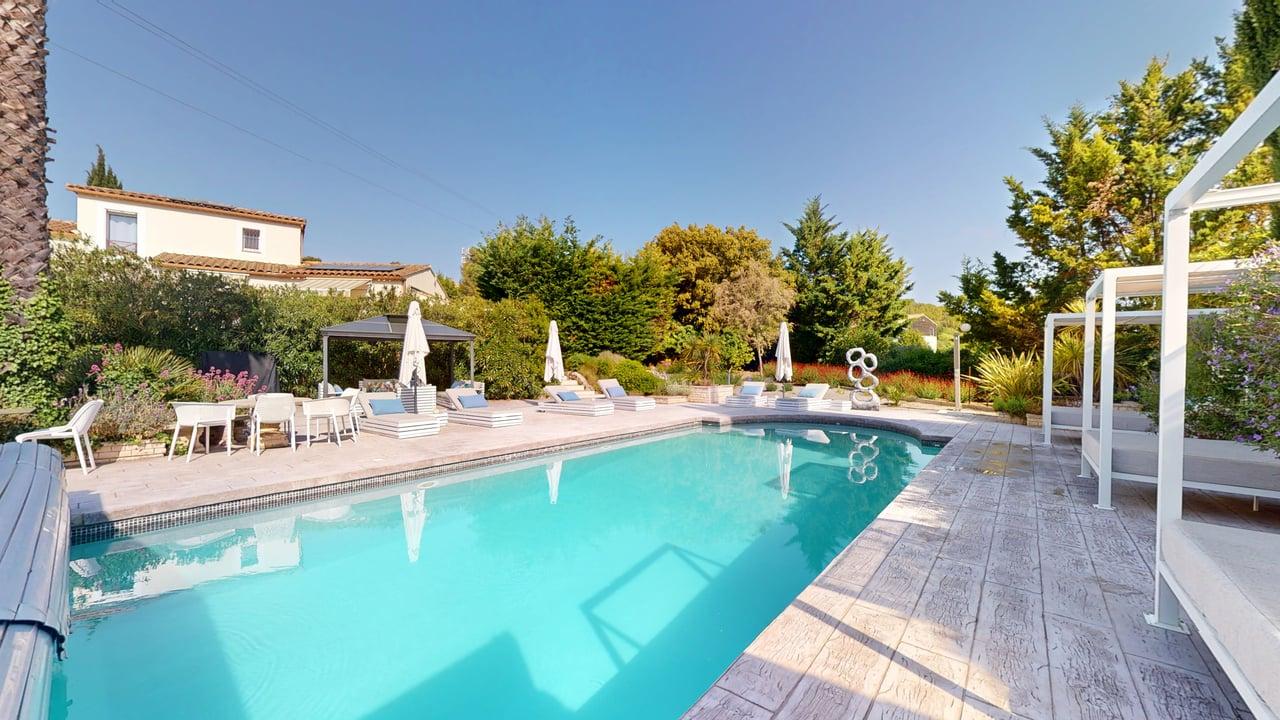 Espaces extérieurs terrasse piscine jardin méditerranéen Casa Dina Gard