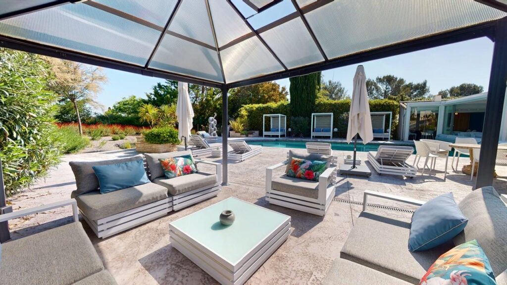 Salon extérieur gazebo canapés modulables coussins colorés piscine Casa Dina