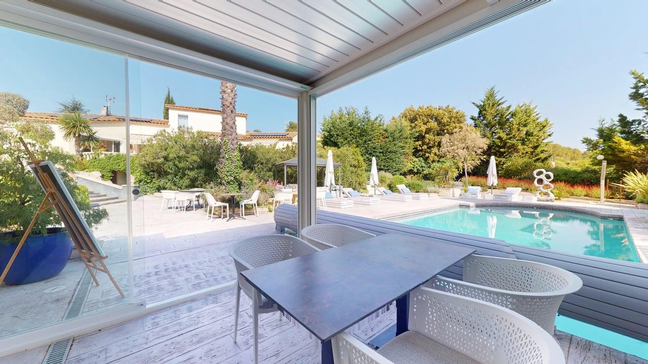 Vue bar PURA VIDA table terrasse piscine pergola jardin méditerranéen