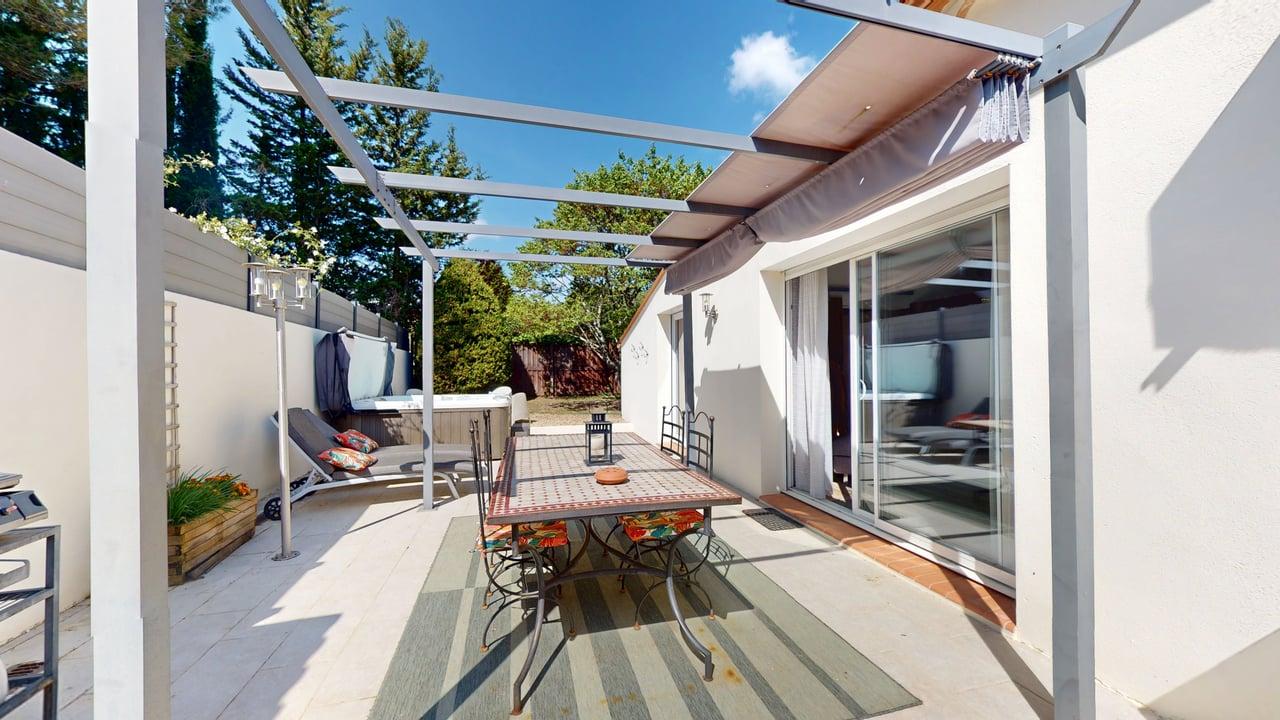 Terrasse Villa RIVIERA pergola table mosaïque salon jardin spa privatif
