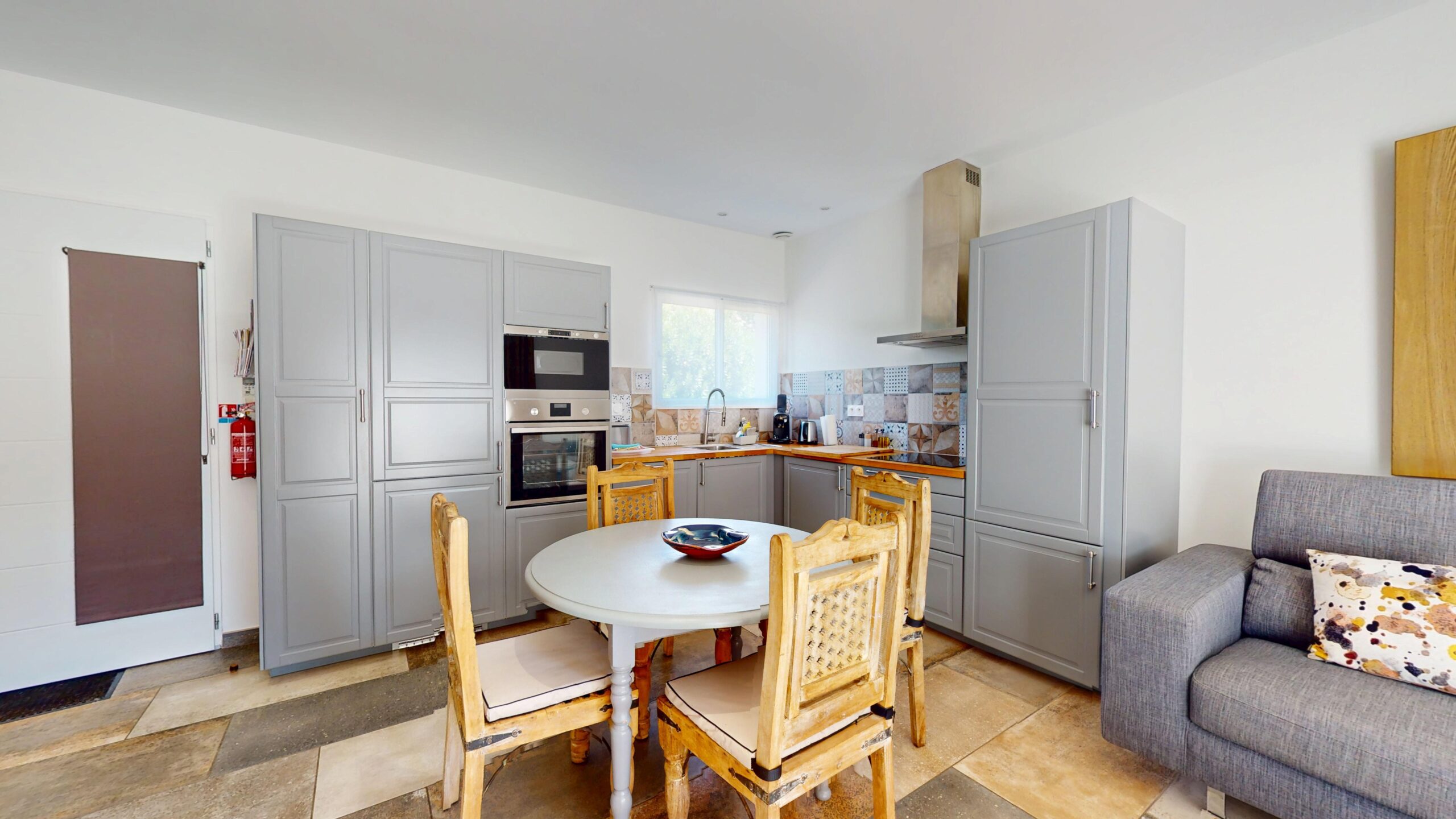 Séjour cuisine Villa RIVIERA ouvert terrasse Casa Dina Sommières Gard