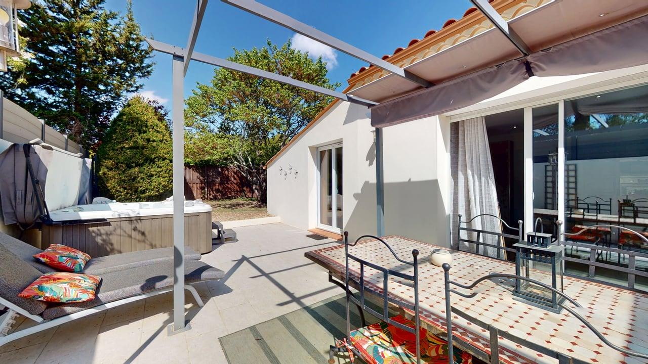 Terrasse pergola table mosaïque fer forgé spa privatif Villa RIVIERA Sommières