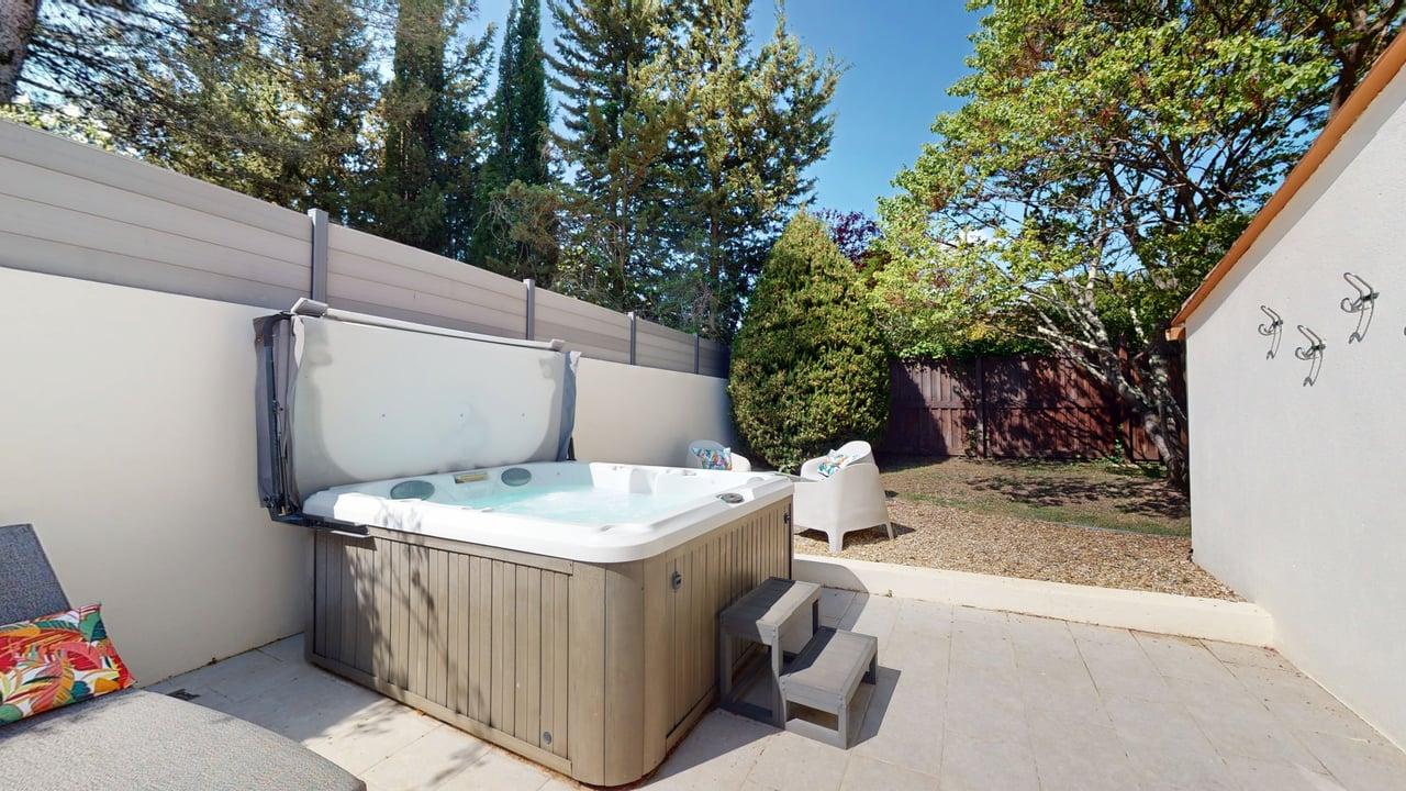 Jacuzzi privatif extérieur Villa RIVIERA jardin chaises longues Casa Dina