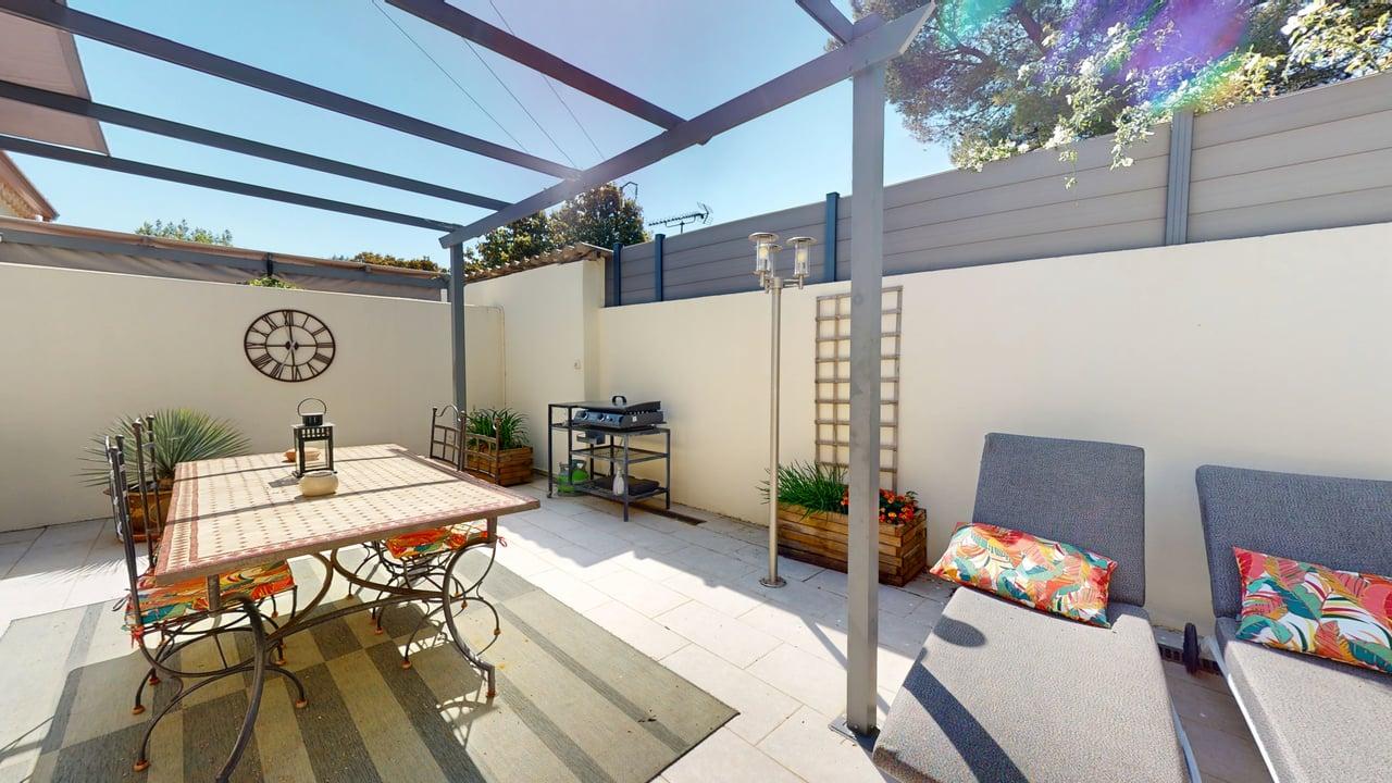 Terrasse Villa RIVIERA table repas BBQ chaises longues horloge murale