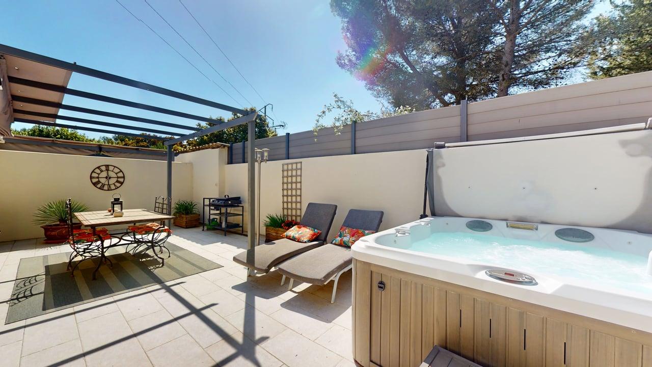 Spa privatif terrasse Villa RIVIERA table mosaïque chaises longues jardins
