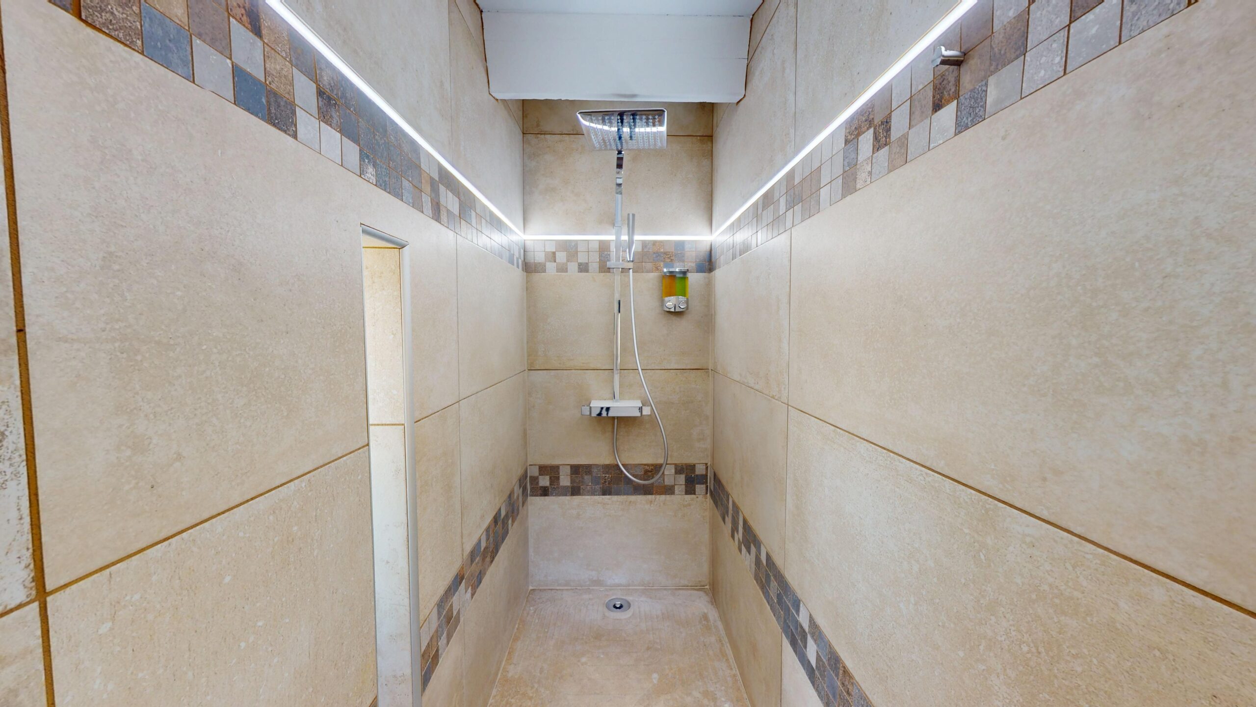 Salle de bain Villa RIVIERA douche baignoire Casa Dina Sommières
