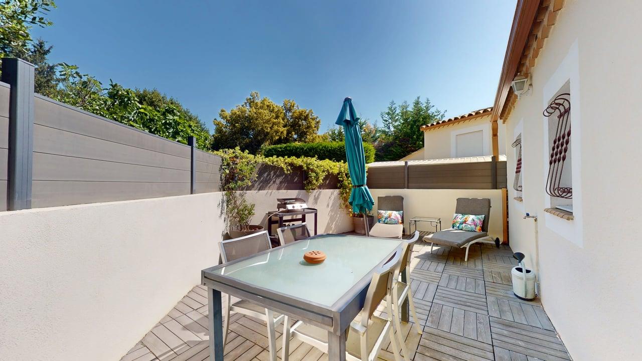 Terrasse privée Studio casa Dina table parasol chaises longues