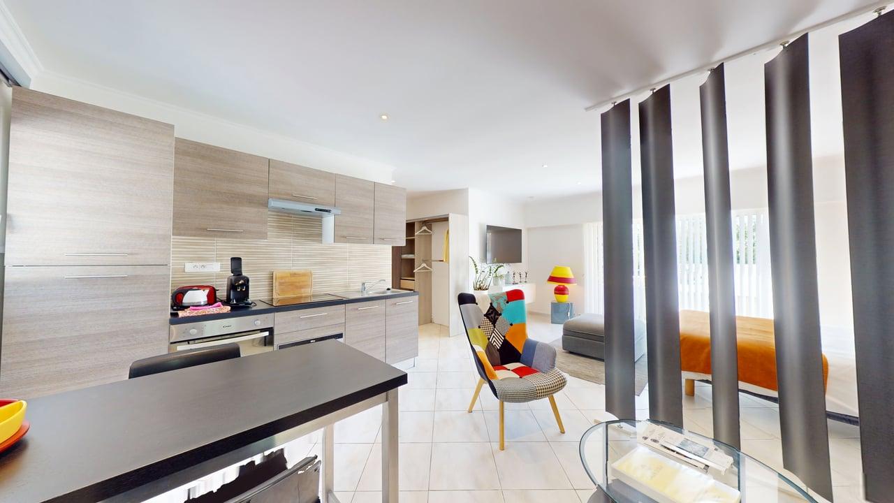 Studio Casa Dina intérieur coloré chambre salon Sommières