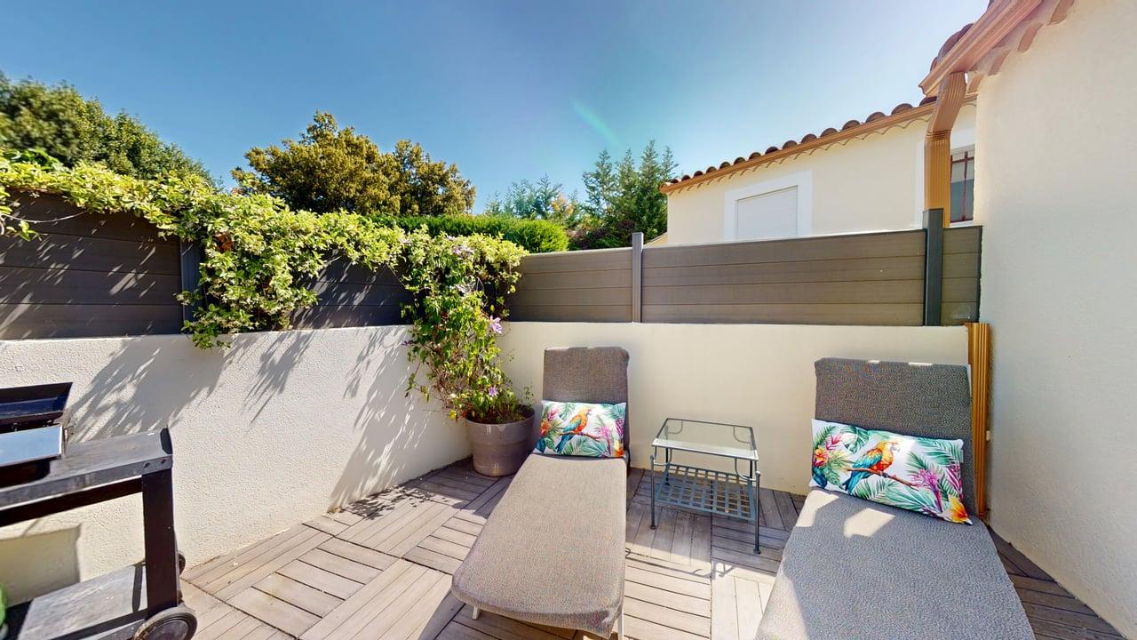 Terrasse privée chaises longues coussins tropicaux Studio Casa Dina