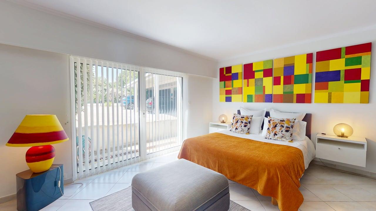 Chambre Studio lit double panneaux colorés terrasse accès direct Casa Dina