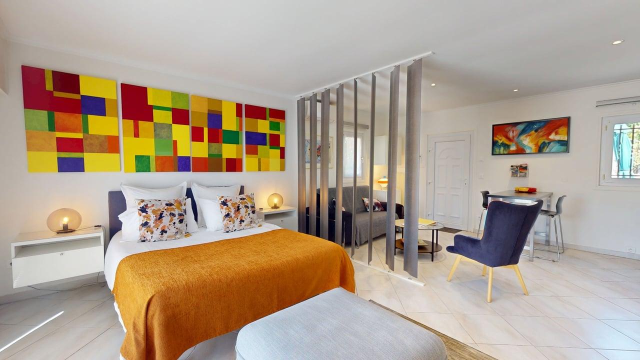 Studio ouvert chambre salon cloison design coloré Casa Dina Sommières