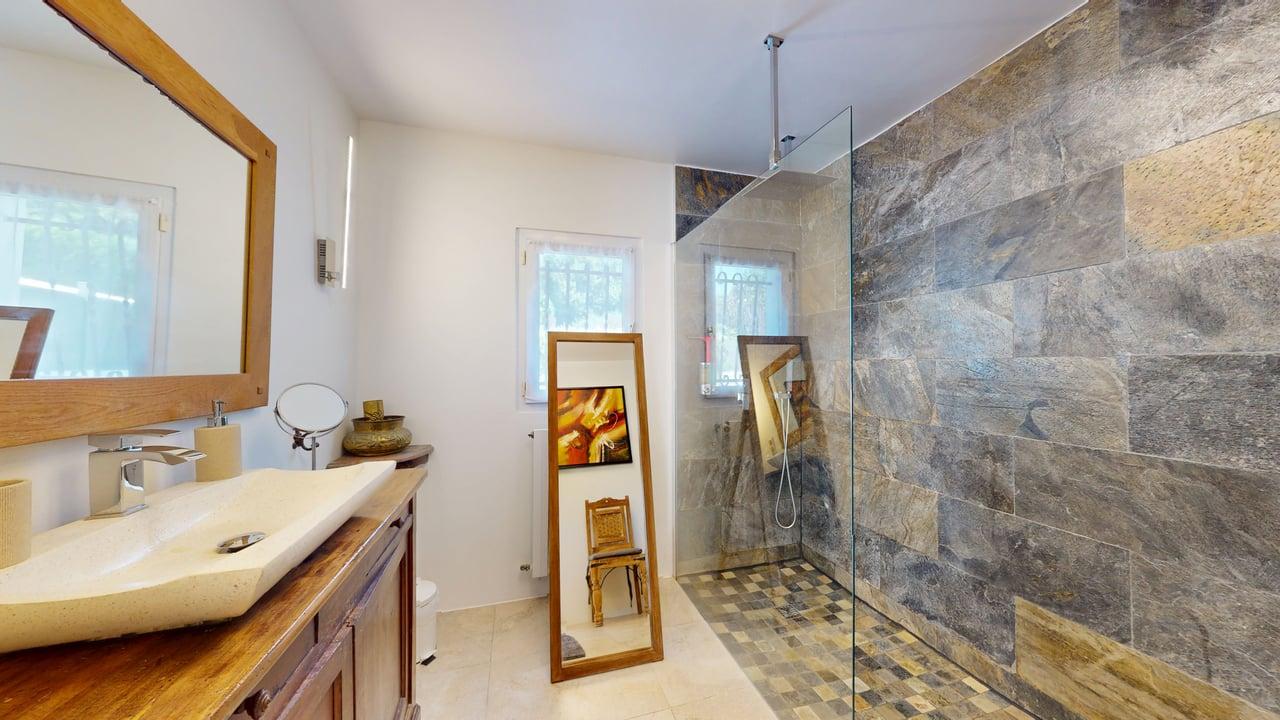 Salle de bain Studio douche italienne pierre naturelle vasque bois