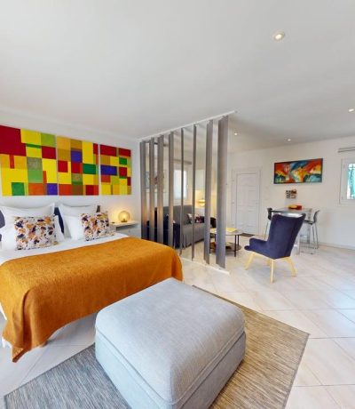 Studio Casa Dina intérieur chambre colorée terrasse Sommières